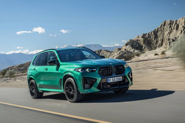 BMW X5 M & X6 M (2023) rijdend, vooraanzicht