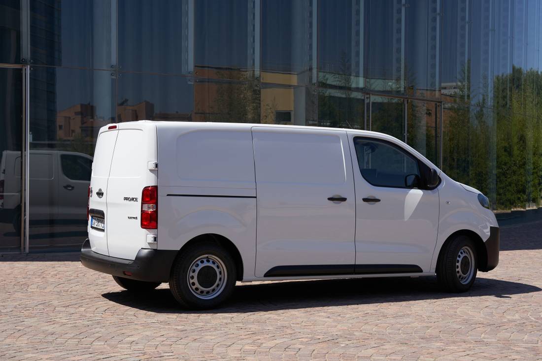 toyota_proace_electric_van_achter.jpeg