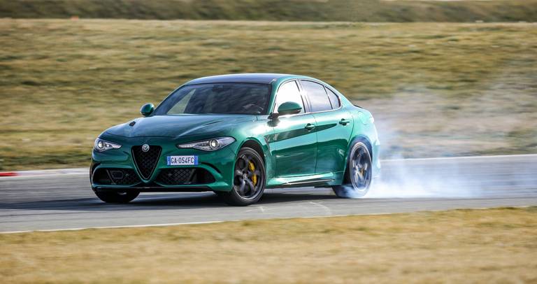 alfa-romeo-krabbelt-terug-en-daar-zullen-liefhebbers-niet-om-rouwen-2024-01