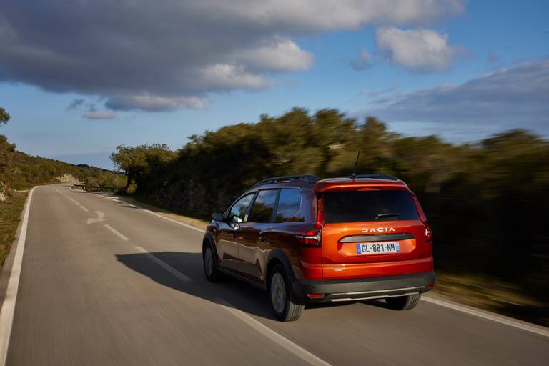 Dacia_Jogger_HYBRID_140_-_Terracotta_Brown.jpg