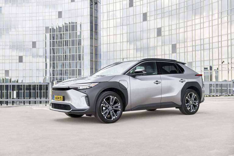 toyotas-eigenwijze-ev-strategie-begint-voor-problemen-te-zorgen-2024-05