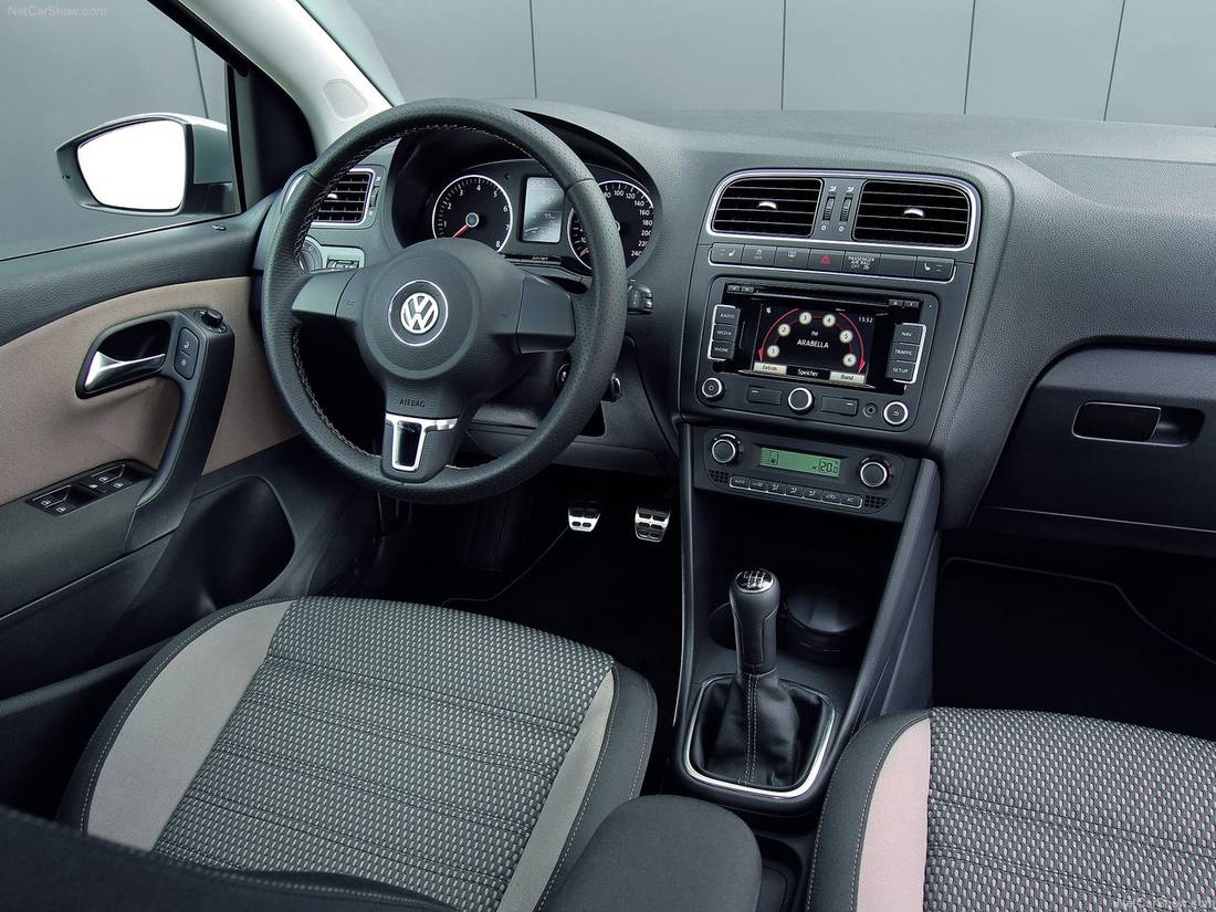 Volkswagen-CrossPolo-2011-1280-10.jpg