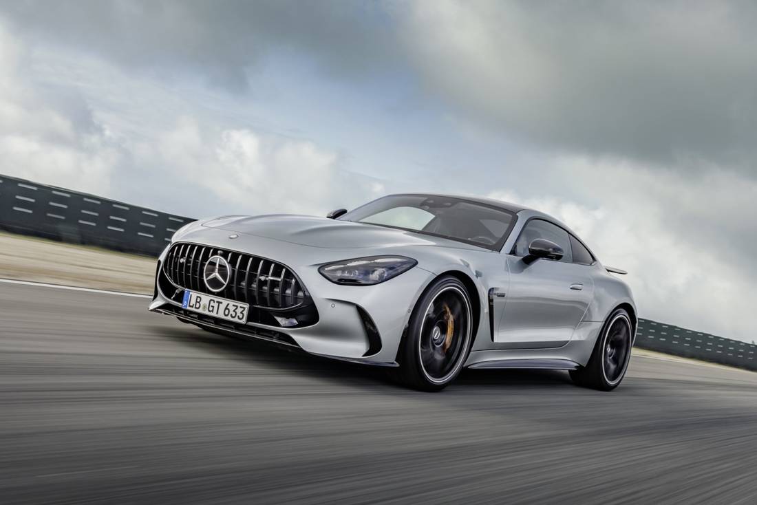 Je raadt nooit hoe klein je moet zijn om achterin de nieuwe Mercedes-AMG GT te passen