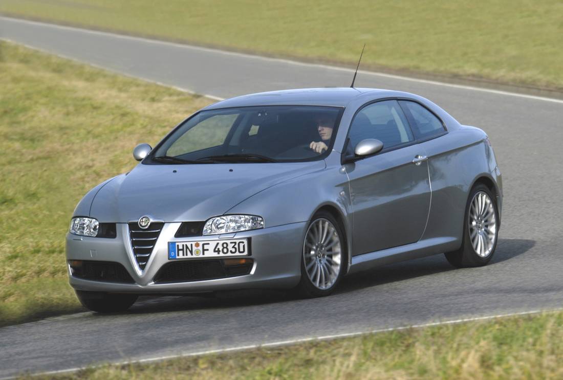 alfa-romeo-gt-side