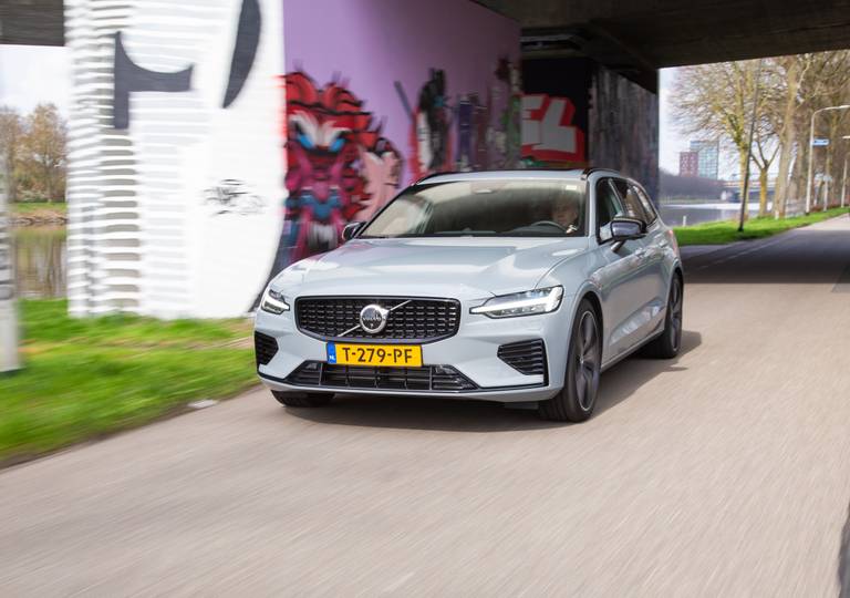 volvo-wil-geld-verdienen-en-blijft-hybride-autos-ontwikkelen-2024-02