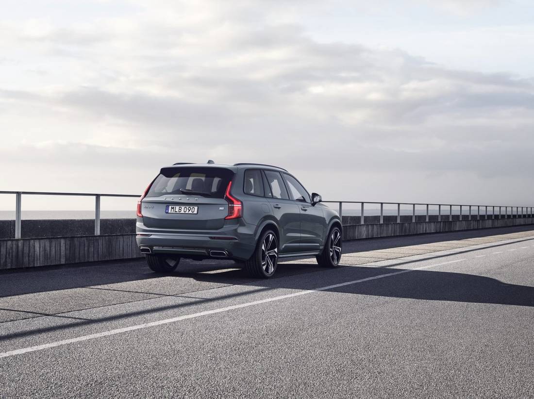 volvo-xc90-recharge-back