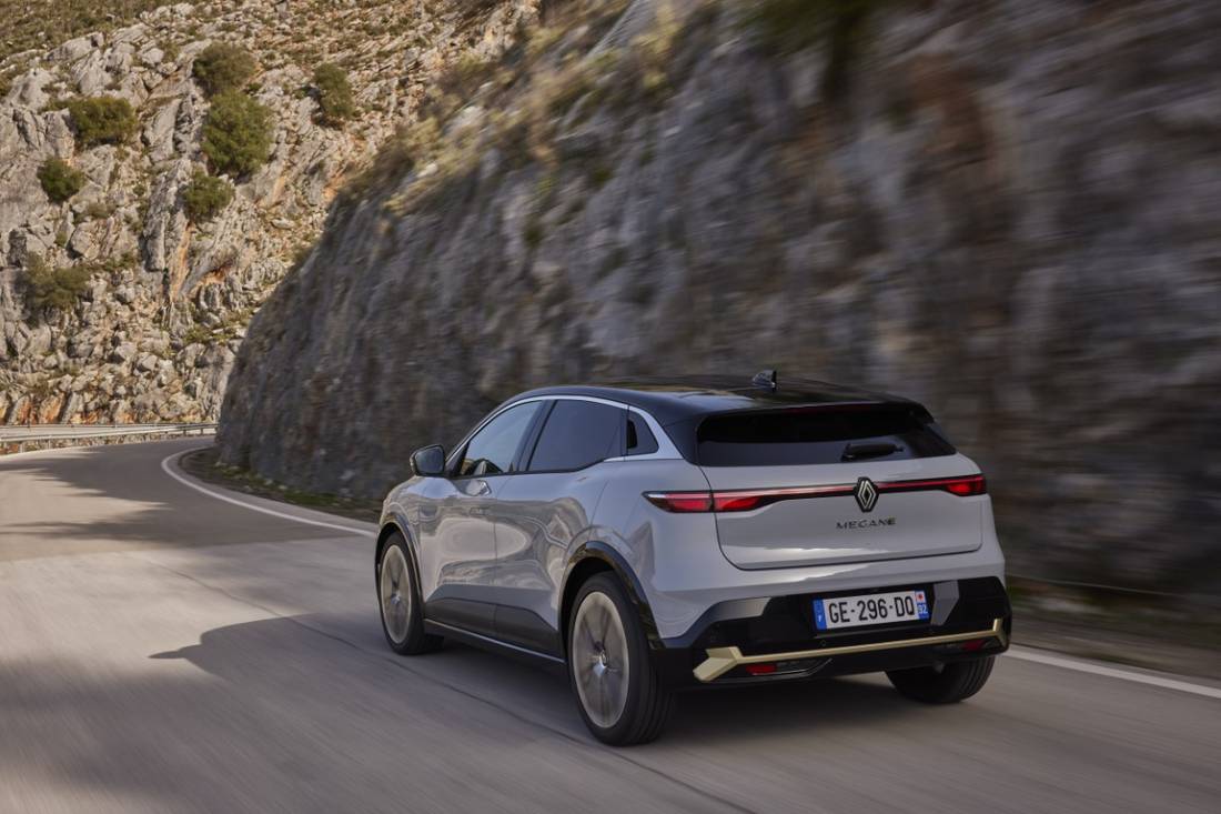 All-New_Renault_MEGANE_E-TECH_Electric_-_Iconic_Version_-_Rafale_Grey_-_Drive_tests(1).jpeg