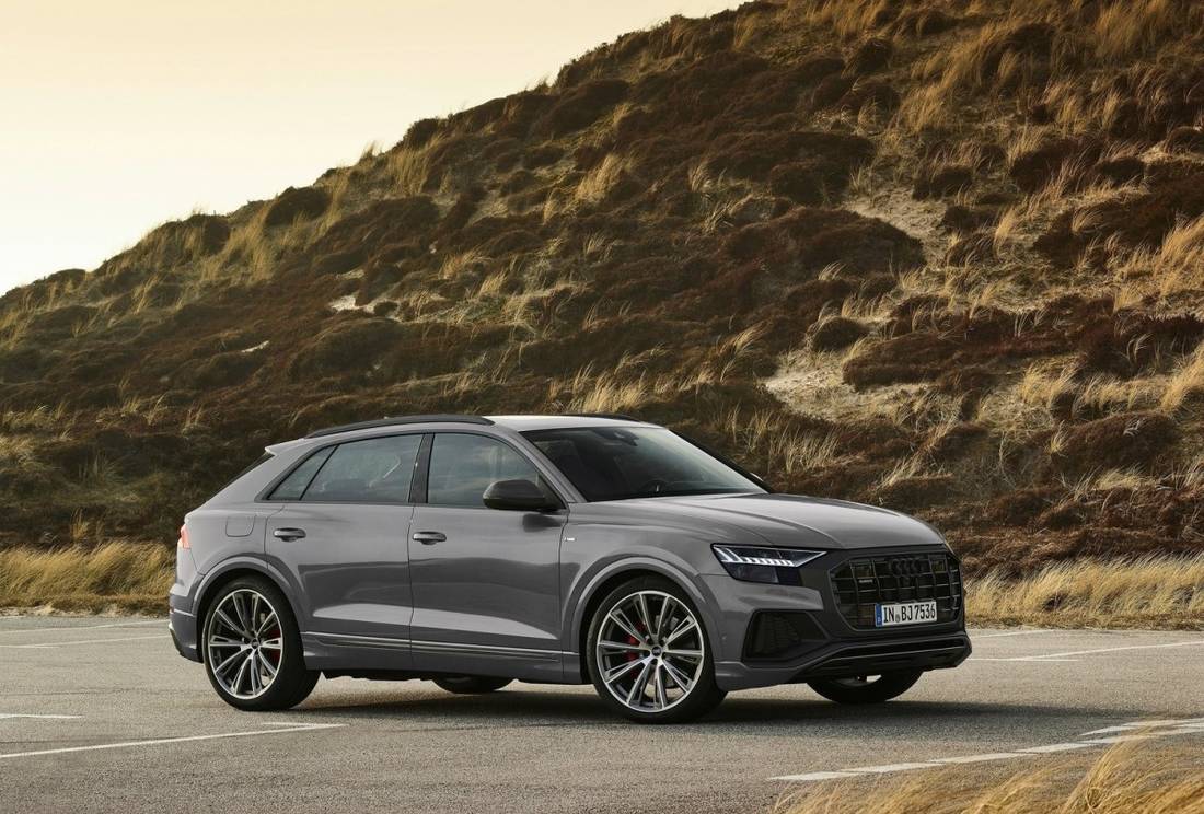 audi-q8-side